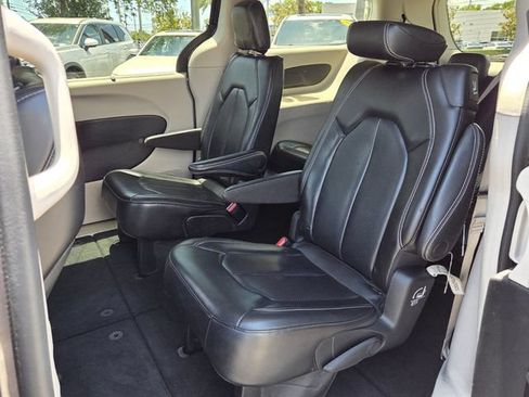 Used 2023 Chrysler Pacifica Touring-L FWD image 11