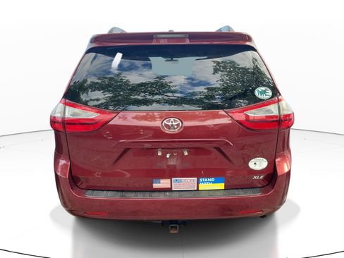 Used 2017 Toyota Sienna XLE image 5