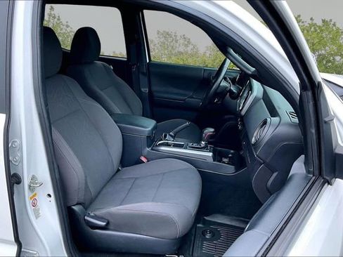 Used 2018 Toyota Tacoma TRD Sport w/ Technology Package AWD/4WD image 7
