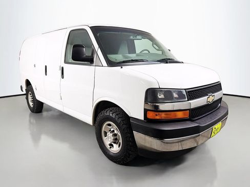 Used 2017 Chevrolet Express 2500 RWD image 4