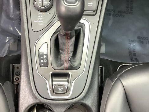 Used 2022 Jeep Cherokee Trailhawk w/ Sun & Sound Group image 17