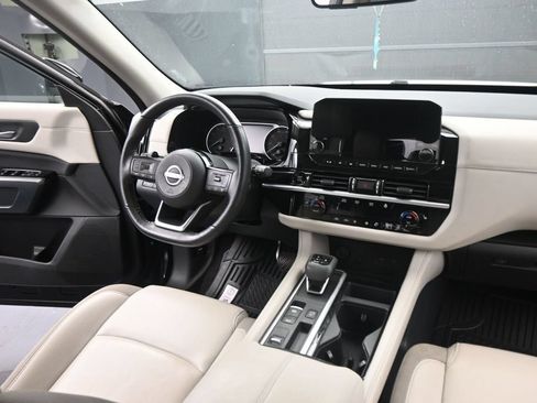 Used 2025 Nissan Pathfinder SL FWD image 21