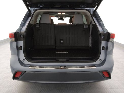 Used 2020 Toyota Highlander Limited image 29