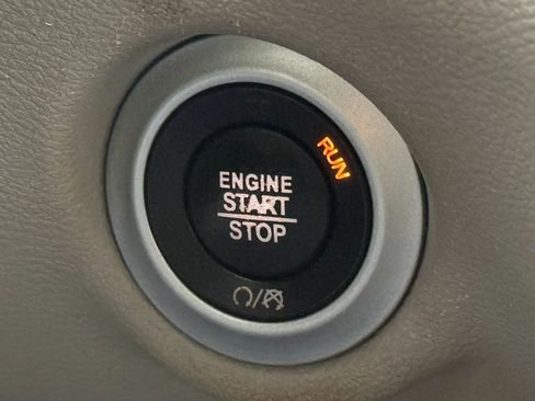 Used 2020 Chrysler Voyager Lxi FWD image 26