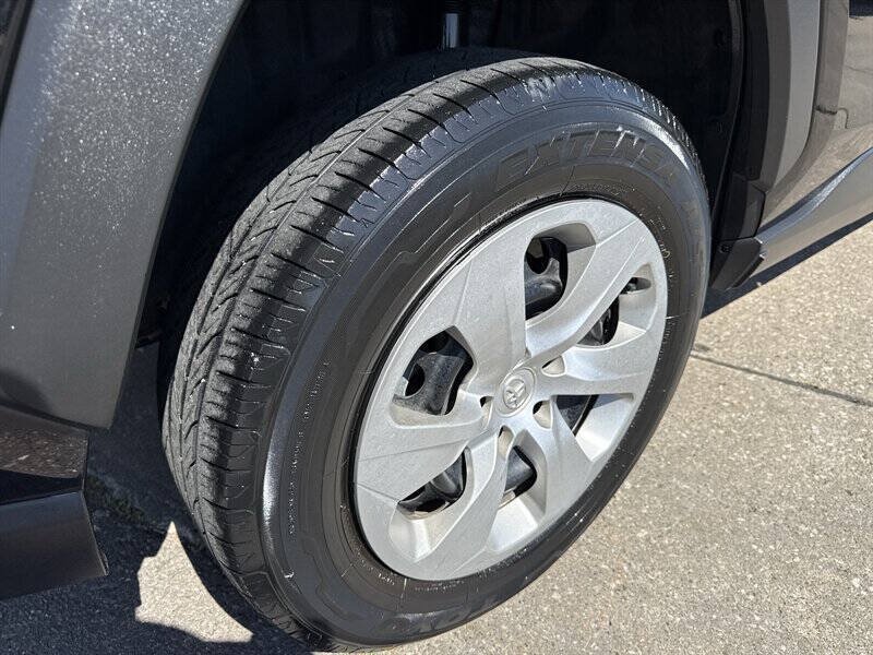 Used 2021 Toyota RAV4 LE AWD/4WD image 14