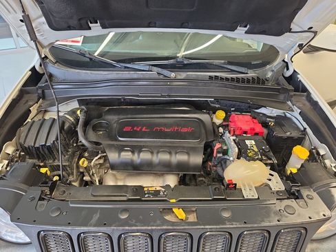 Used 2018 Jeep Renegade Altitude FWD image 28