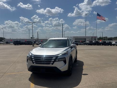 Certified 2025 Nissan Rogue SV FWD image 7