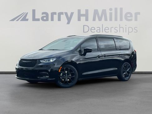New 2026 Chrysler Pacifica Limited w/ Uconnect Theater Family Group image 1