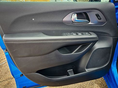 New 2026 Chrysler Pacifica Select image 9