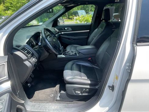 Used 2018 Ford Explorer XLT w/ Equipment Group 202A AWD/4WD image 12