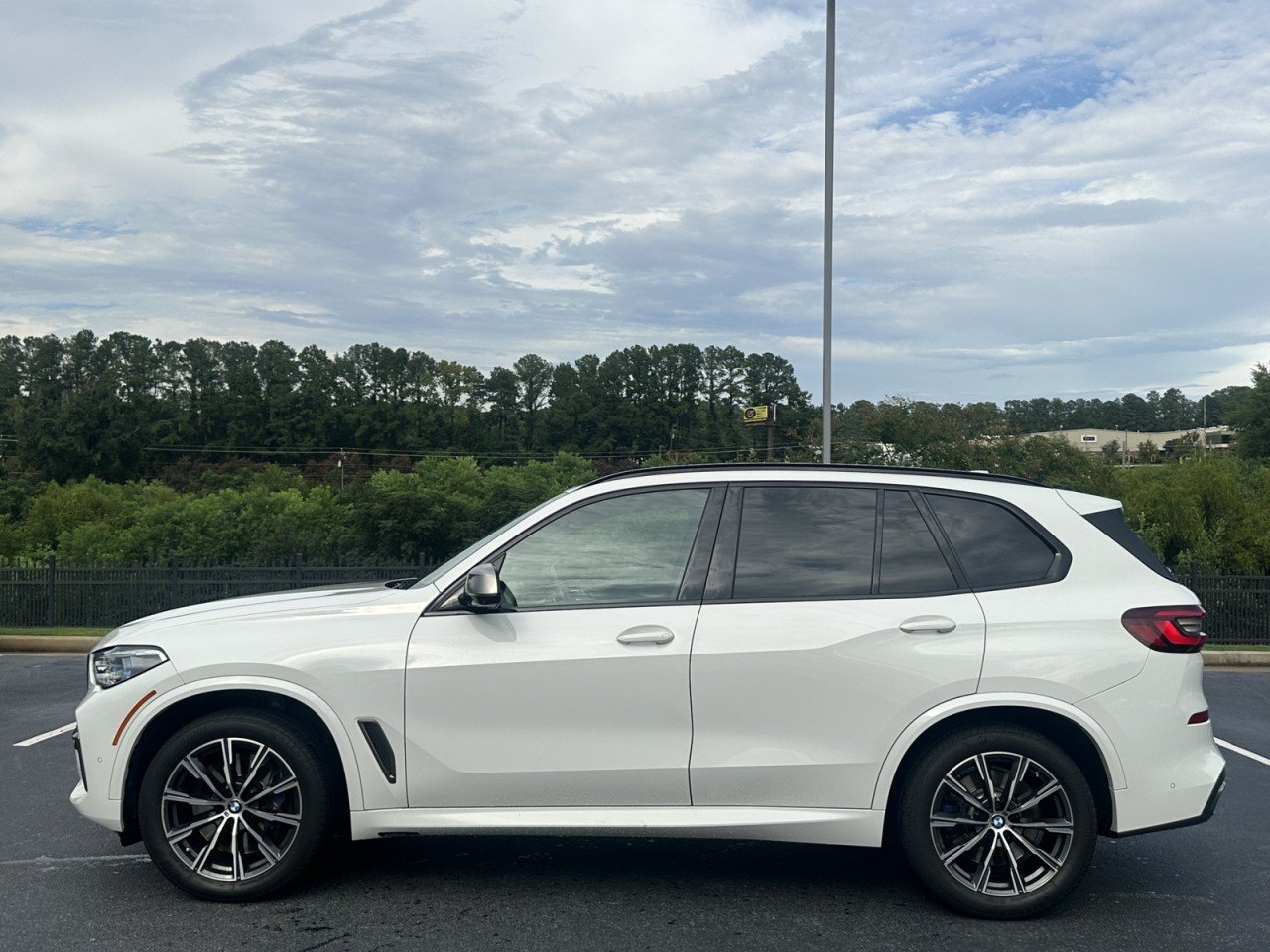 Used 2023 BMW X5 M50i AWD/4WD image 2