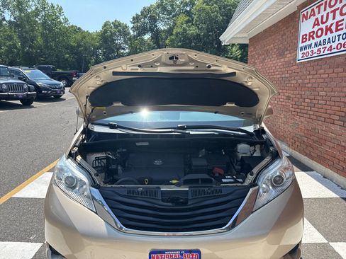 Used 2013 Toyota Sienna LE FWD image 35