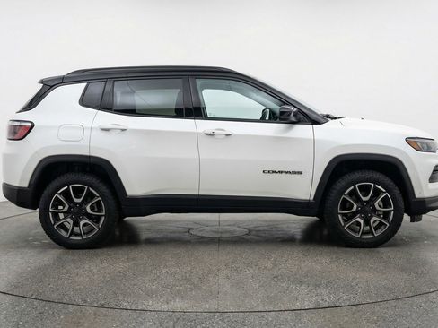 Used 2025 Jeep Compass Trailhawk AWD/4WD image 11