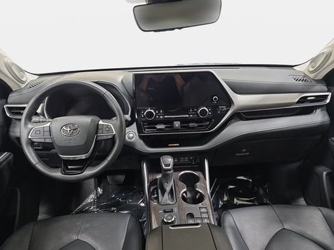 Certified 2025 Toyota Highlander Limited AWD/4WD image 9