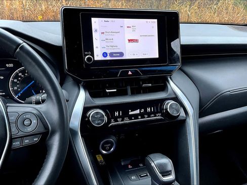 Used 2023 Toyota Venza LE image 6