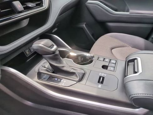 Certified 2025 Toyota Highlander LE FWD image 24