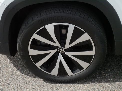 Certified 2023 Volkswagen Taos SE w/ Panoramic Sunroof Package AWD/4WD image 15