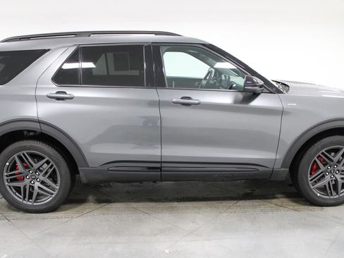 Used 2025 Ford Explorer ST-Line w/ ST-Line Street Pack image 11