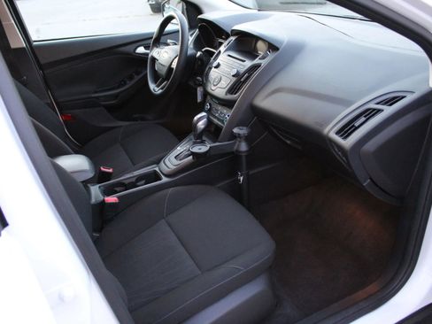 Used 2015 Ford Focus SE FWD image 25