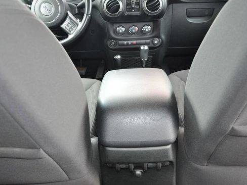 Used 2018 Jeep Wrangler Unlimited Sport S image 21