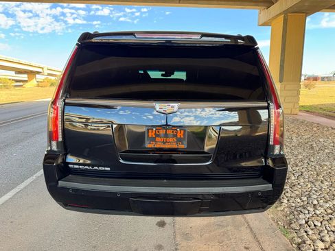 Used 2019 Cadillac Escalade Platinum image 4
