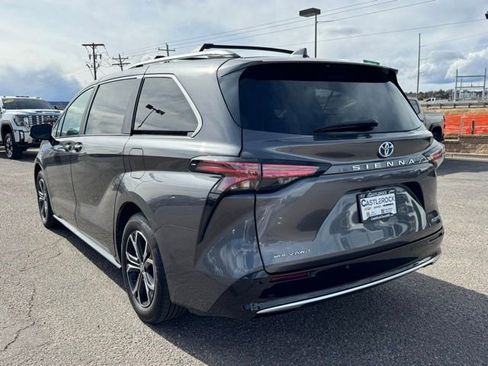 Used 2025 Toyota Sienna Platinum image 3