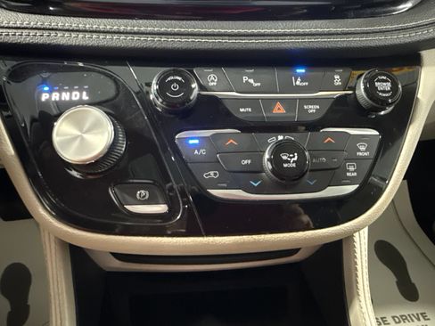 Used 2023 Chrysler Pacifica Limited FWD image 41