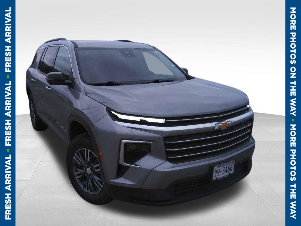 Used 2025 Chevrolet Traverse LT w/ Driver Confidence Package AWD/4WD image 1