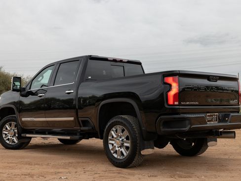 Used 2024 Chevrolet Silverado 2500 High Country w/ High Country Premium Package image 4