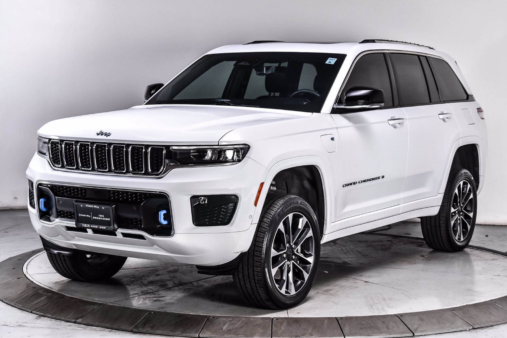 Used 2023 Jeep Grand Cherokee Overland w/ Luxury Tech Group IV AWD/4WD image 2