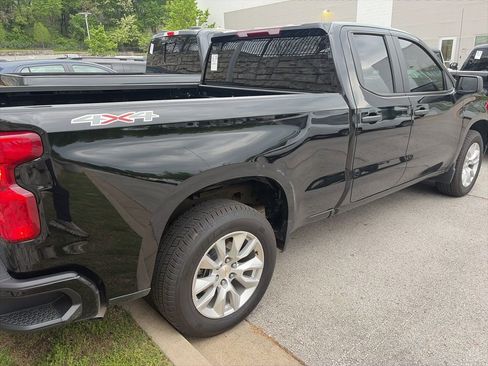 Used 2025 Chevrolet Silverado 1500 Custom image 4