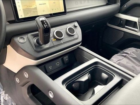 Used 2024 Land Rover Defender 110 S image 17