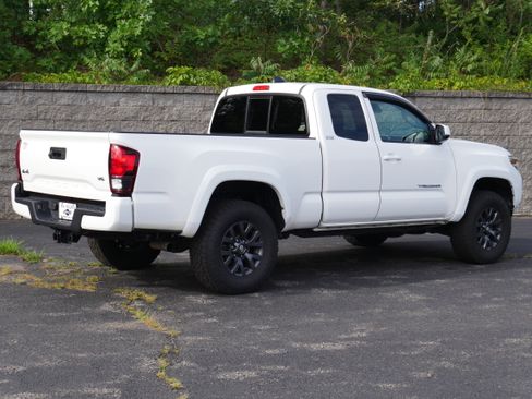 Used 2022 Toyota Tacoma SR5 AWD/4WD image 7