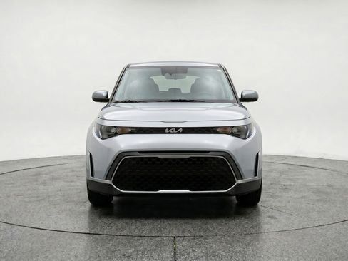 Used 2025 Kia Soul LX w/ LX Technology Package FWD image 2