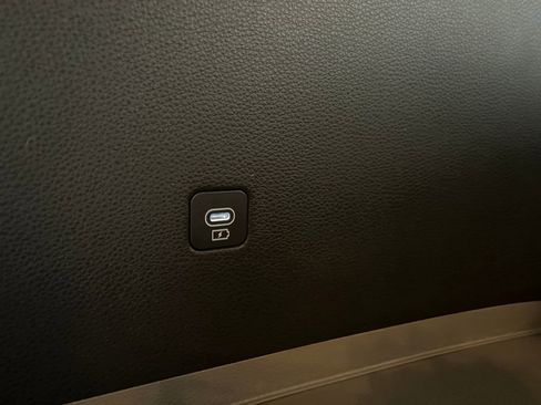 Used 2025 Kia Carnival FWD image 35