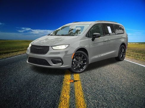 Used 2023 Chrysler Pacifica Limited w/ Uconnect Theater Family Group AWD/4WD image 39