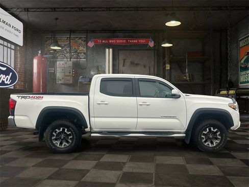Used 2019 Toyota Tacoma TRD Off-Road image 7