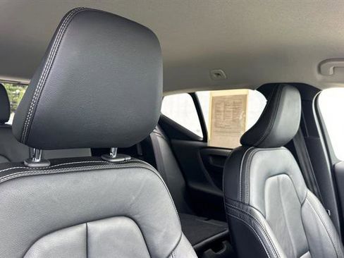 Used 2022 Volvo XC40 T5 Momentum image 17