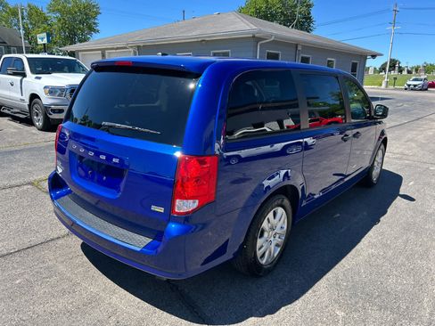 Used 2019 Dodge Grand Caravan SE w/ UConnect Hands-Free Group FWD image 3