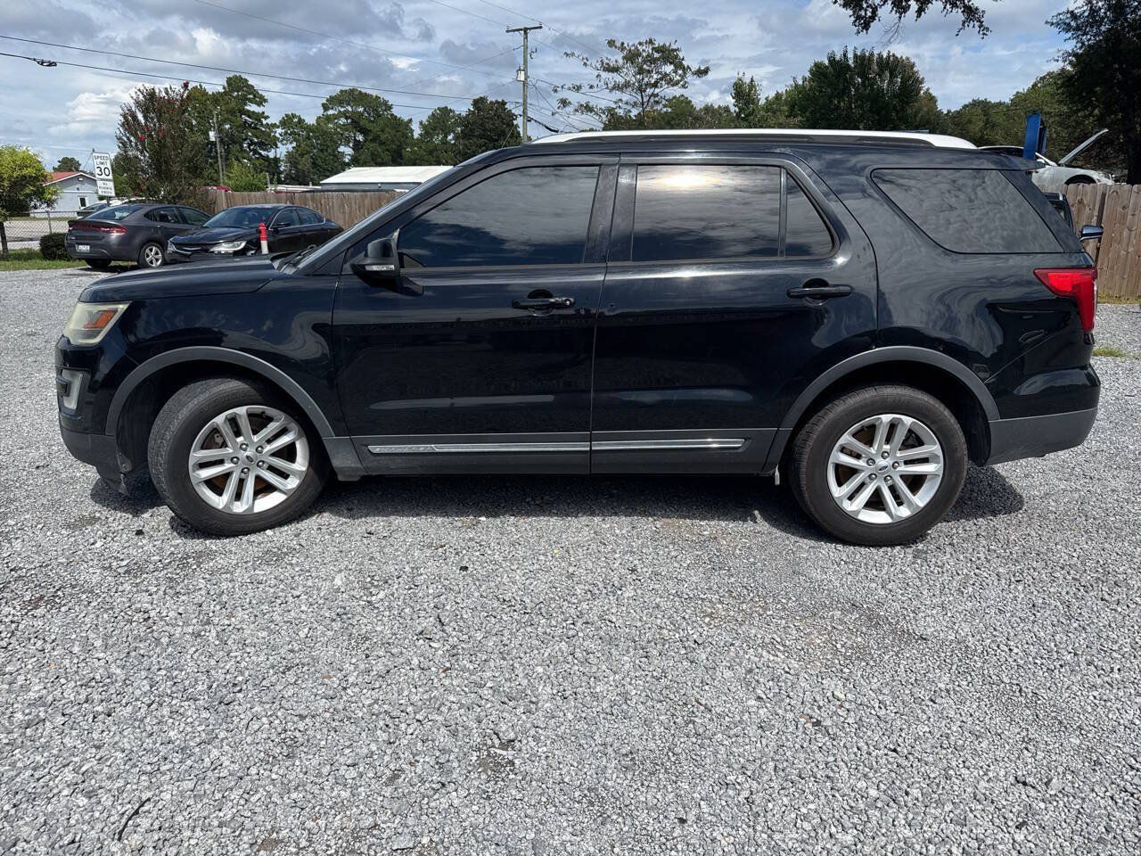 Used 2016 Ford Explorer XLT w/ Equipment Group 202A FWD image 6