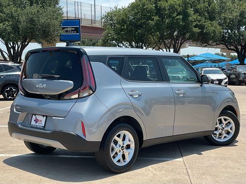 Used 2025 Kia Soul LX w/ LX Technology Package FWD image 4
