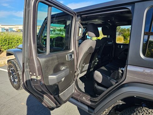 Used 2025 Jeep Wrangler Unlimited Rubicon 4xe w/ Convenience Group AWD/4WD image 18