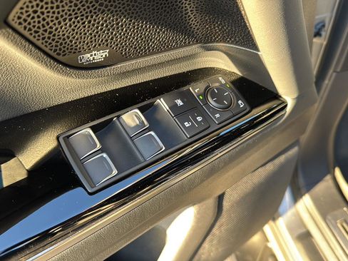 Used 2023 Lexus LX 600 4WD w/ Luxury Package image 32