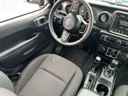 Used 2023 Jeep Gladiator Willys image 18