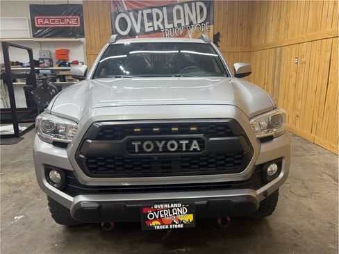 Used 2017 Toyota Tacoma TRD Off-Road AWD/4WD image 6