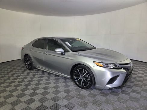 Used 2020 Toyota Camry SE w/ Convenience Package FWD image 2