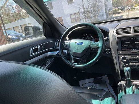 Used 2016 Ford Explorer XLT w/ Equipment Group 202A AWD/4WD image 18