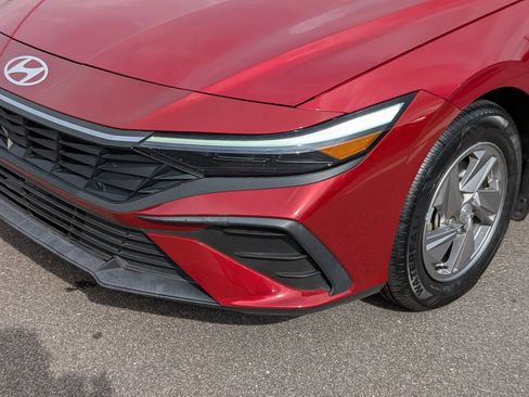 Used 2025 Hyundai Elantra SE w/ Cargo Package FWD image 9