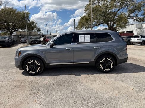 Used 2024 Kia Telluride EX image 3