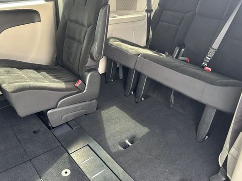 Used 2019 Dodge Grand Caravan SE w/ UConnect Hands-Free Group FWD image 21